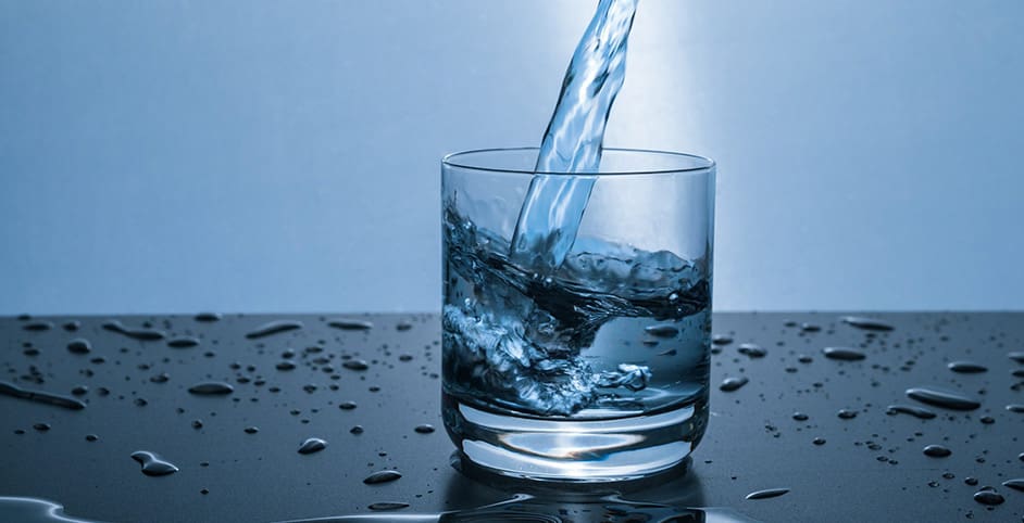 Waterproeferij glas water