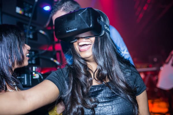 Meisje met VR bril tijdens virtual reality dining.
