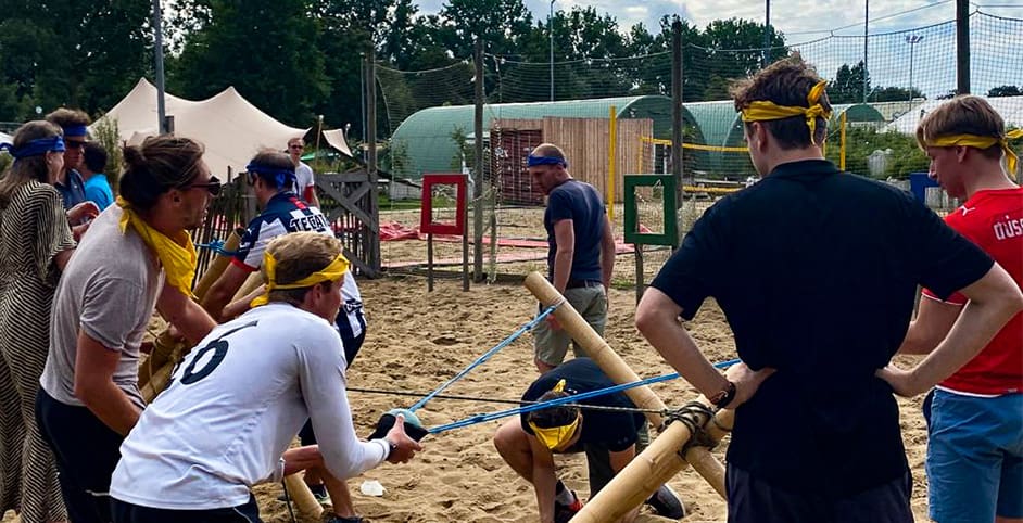 spel met collega's tijdens expeditie robinson