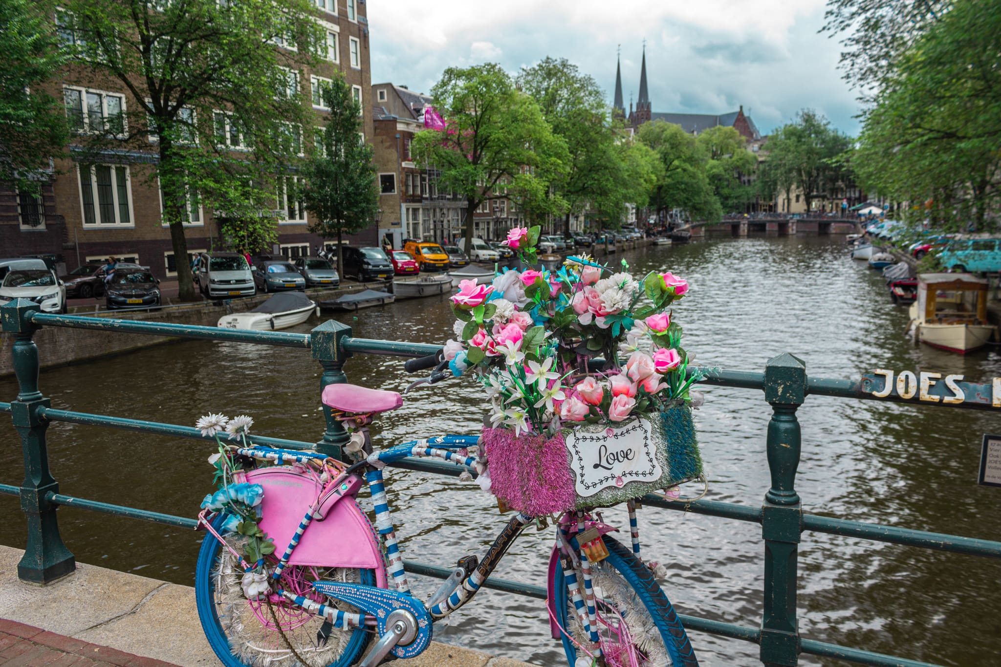 Cultureel Amsterdam bloemen fiets op gracht.