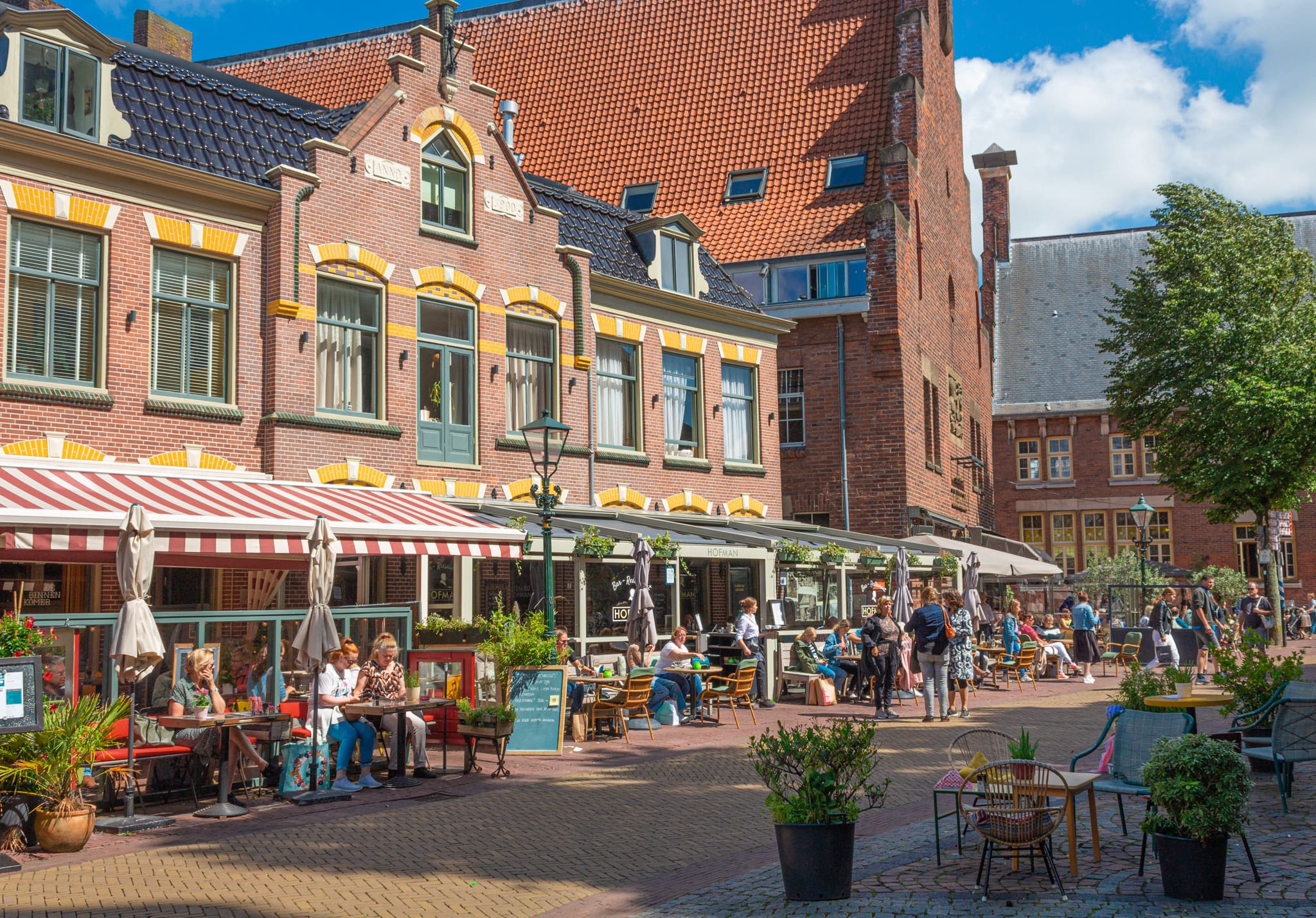 Gezellig terras in de stad.