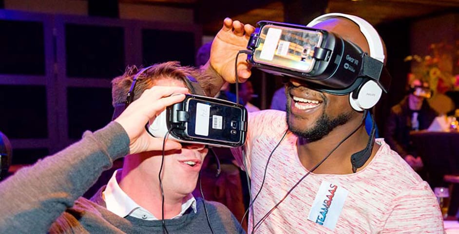 twee collega's tijdens VR bedrijfsuitje met VR brillen op
