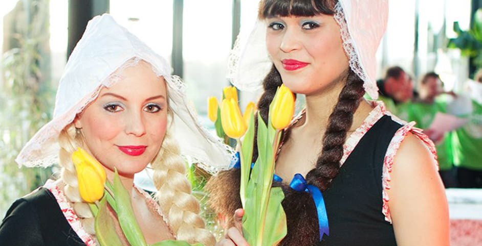 Hollandse vrouwen met tulpen.