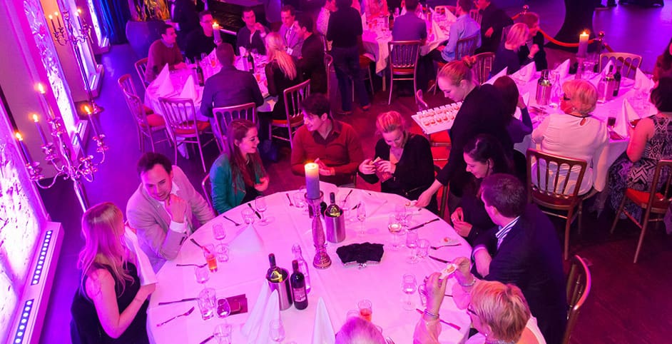 Dineren met collega's aan grote ronde tafels bedrijfsfeest