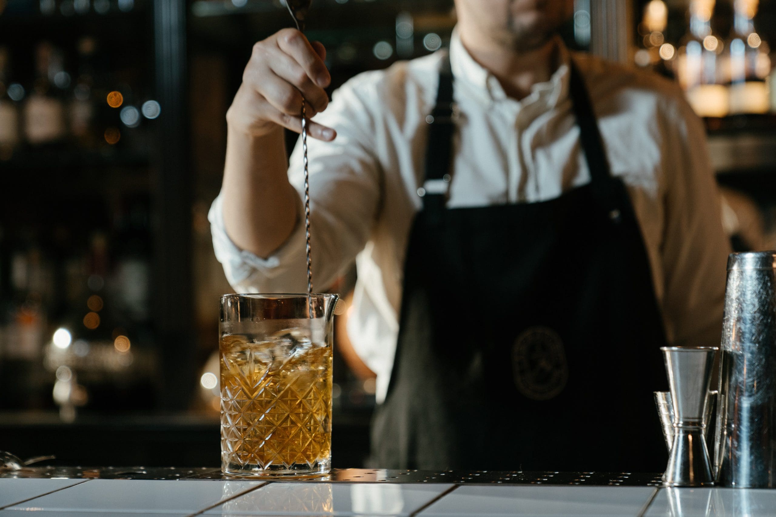 Cocktail van barman tijdens casino night