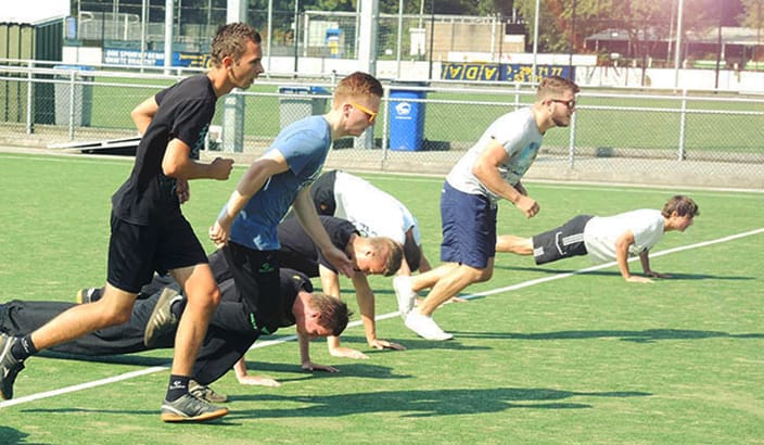 Studenten rennen tijdens actief teamuitje