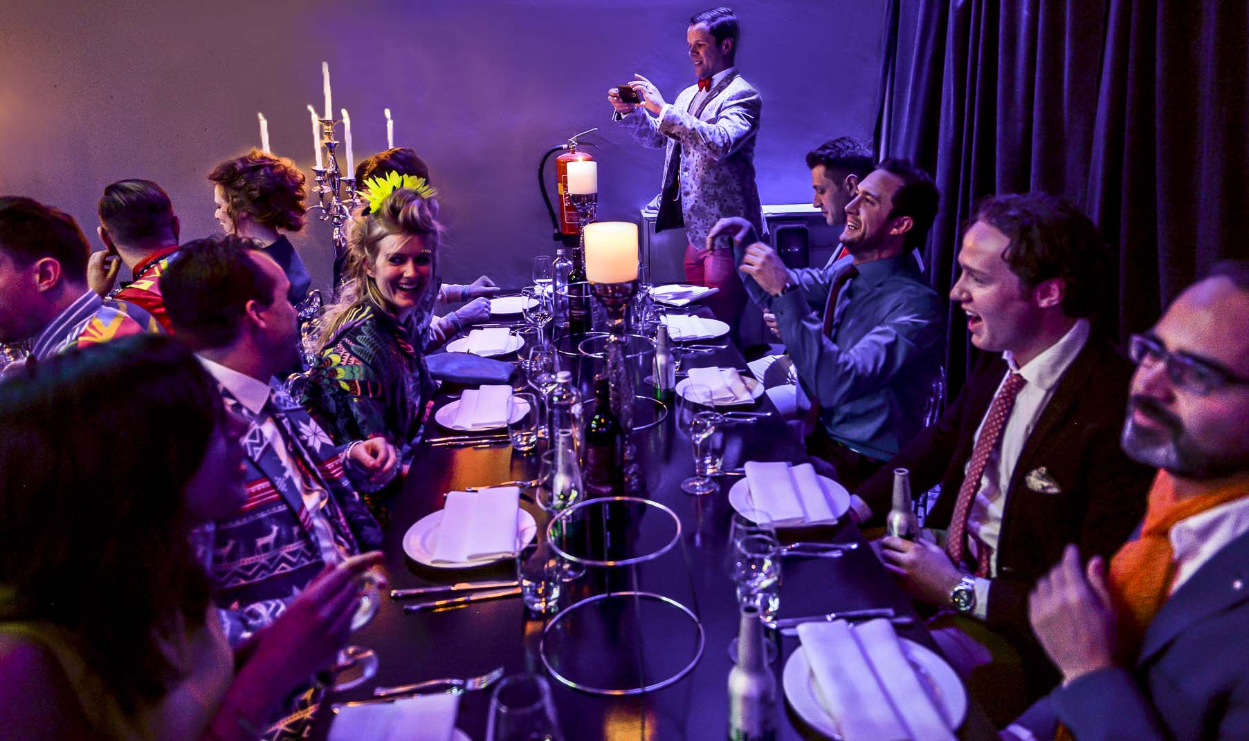 Groep doet dinerspel op locatie of in de stad.