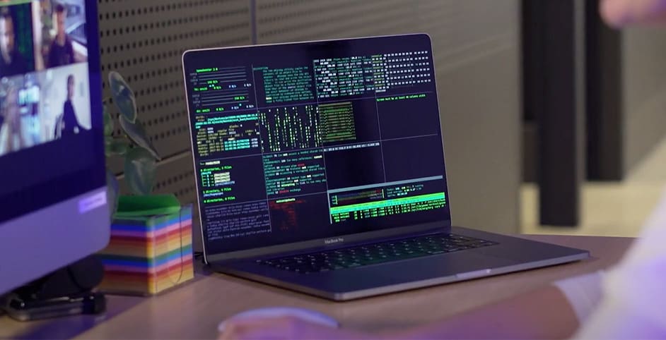 Online bedrijfsuitje Under Pressure wordt gespeeld aan een bureau.