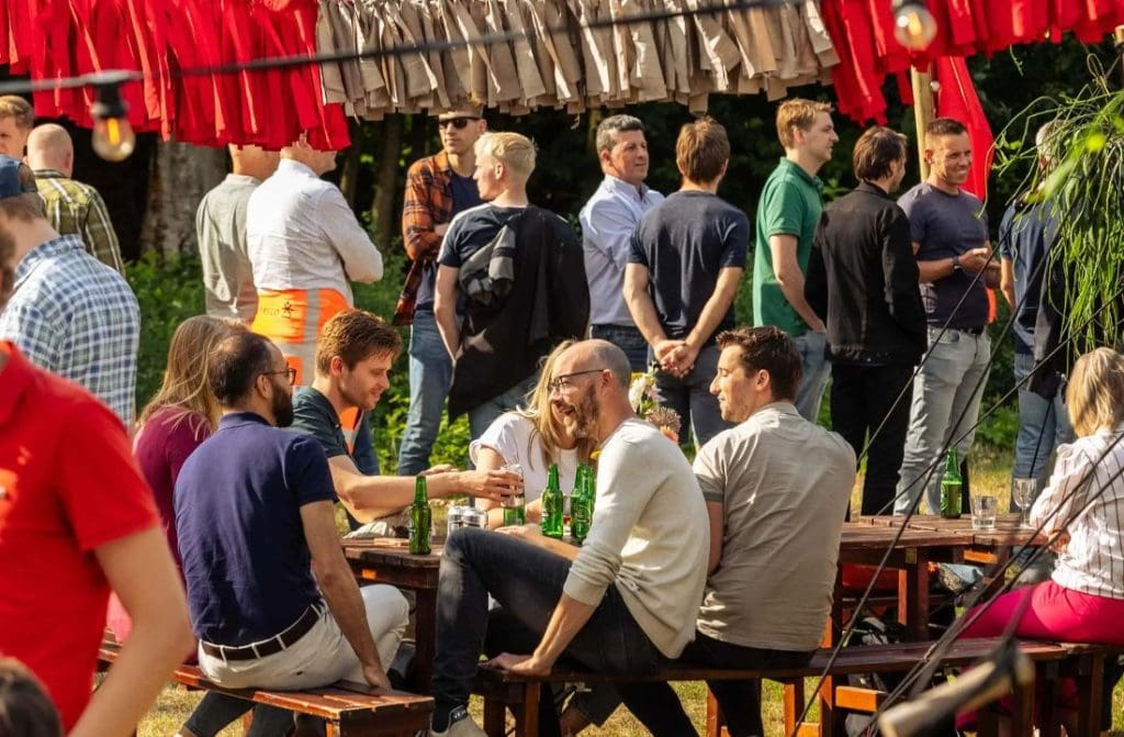 bedrijfsborrel-op-kantoor-organiseren