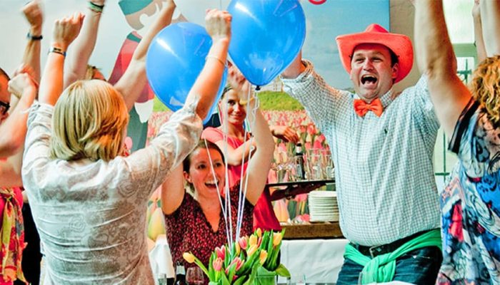 Hou van Holland dinerspel Hou van Holland dinerspel juichende mensen aan tafel.